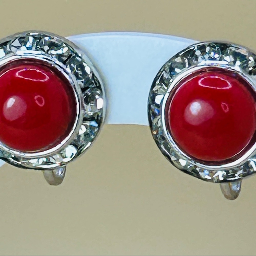 Vintage & Elegant Red and Silver screw back earrings with very shiny rhinestones